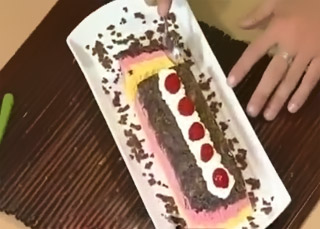 Pastel helado de fresa con vainilla y chocolate