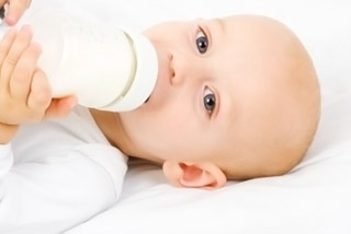 ¿Por qué no dar leche de vaca a un bebé?