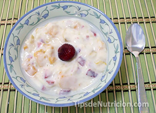 Yogurt, granola y fruta, un desayuno energético y saludable