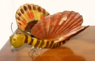Mariposa de madera con conchas como alas